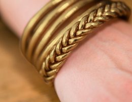 Jonc-bouddhiste-tresse-bronze.jpg